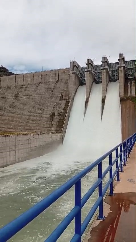 Elazığ’da bir barajın daha kapakları açıldı