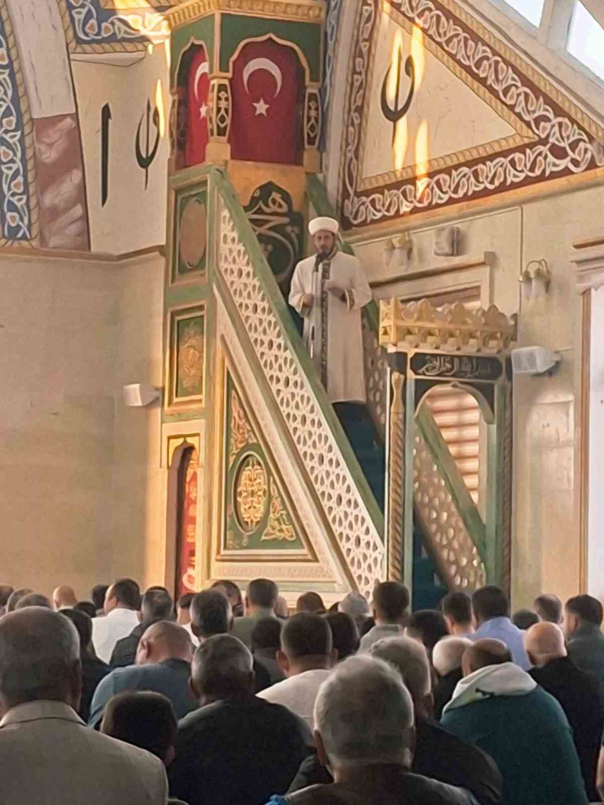 Selendi’de bayram namazında camiler doldu