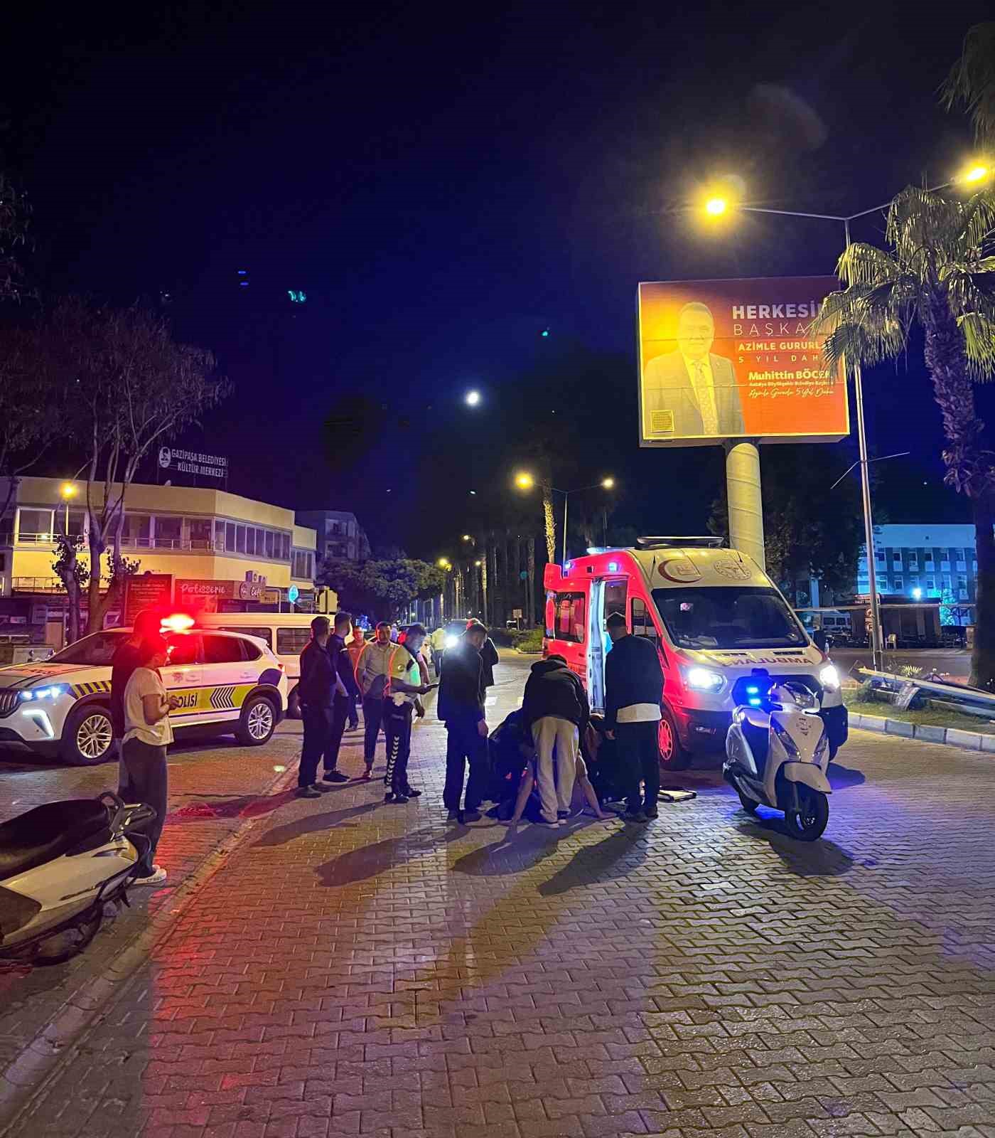 &Ouml;n tekeri patlayan motosikletin s&uuml;r&uuml;c&uuml;s&uuml; yola savrularak ağır yaralandı
