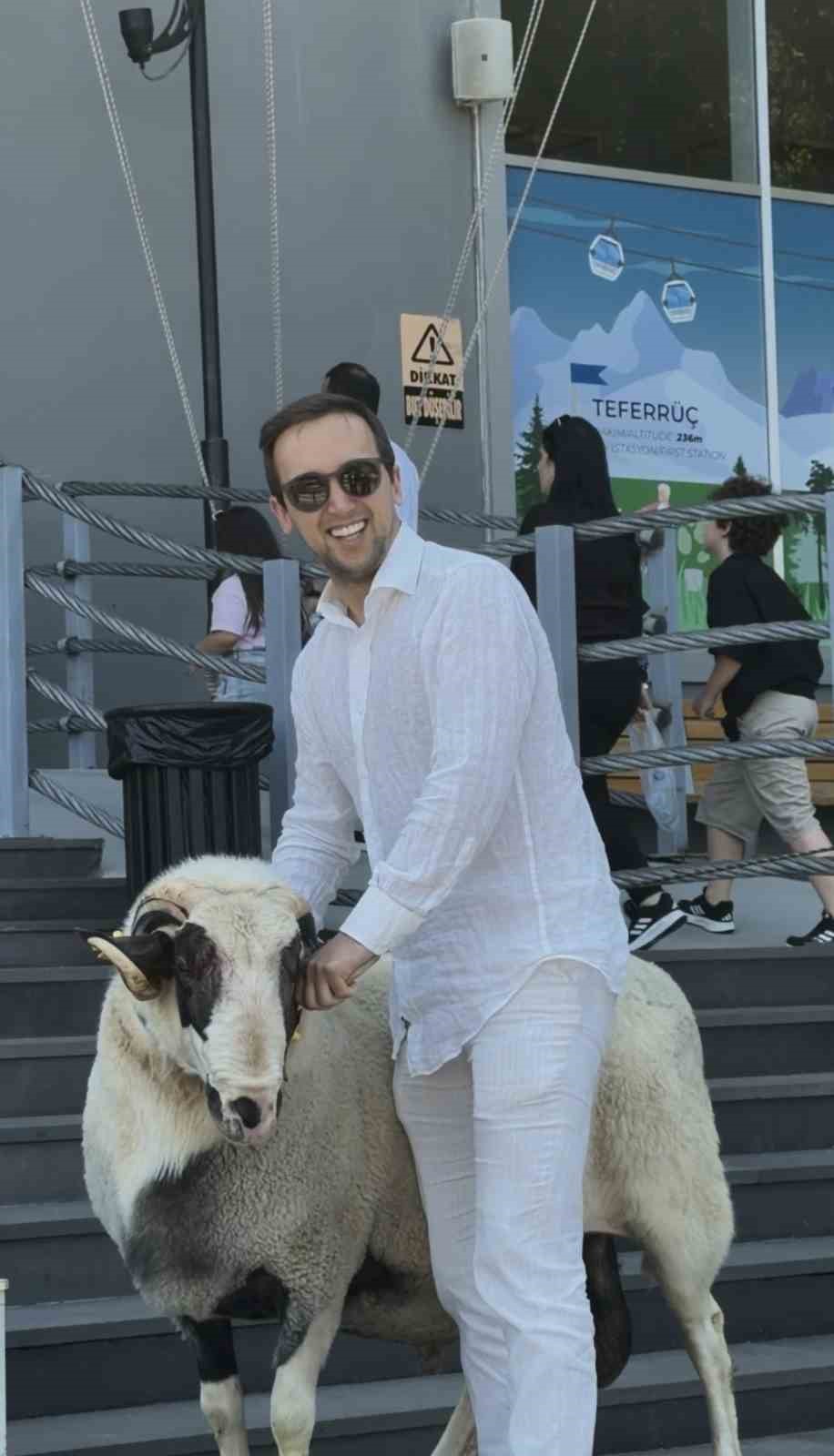 Bayramda keseceği koçla teleferik keyfi yaptı