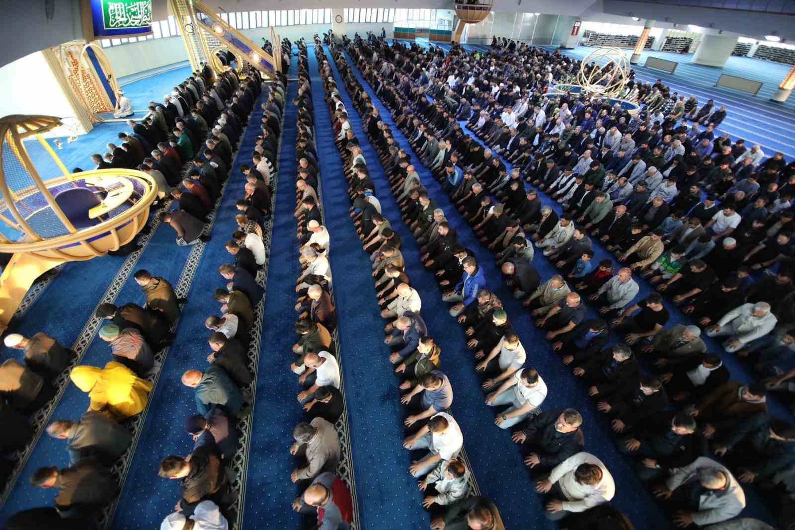Erzincan&rsquo;da vatandaşlar bayram namazı i&ccedil;in camilere akın etti
