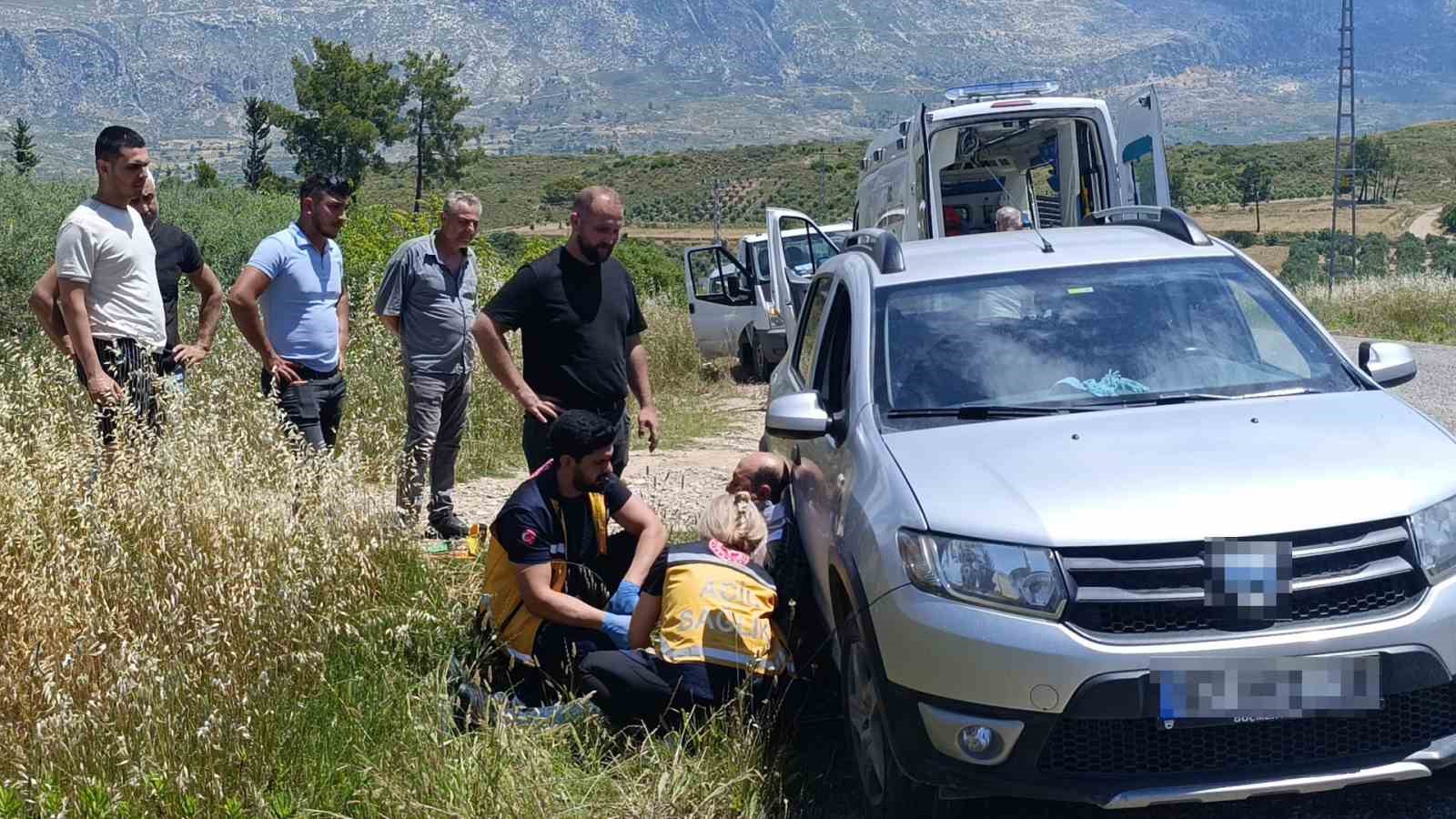 Devrilen traktörden kabin sayesinde yaralı kurtuldu