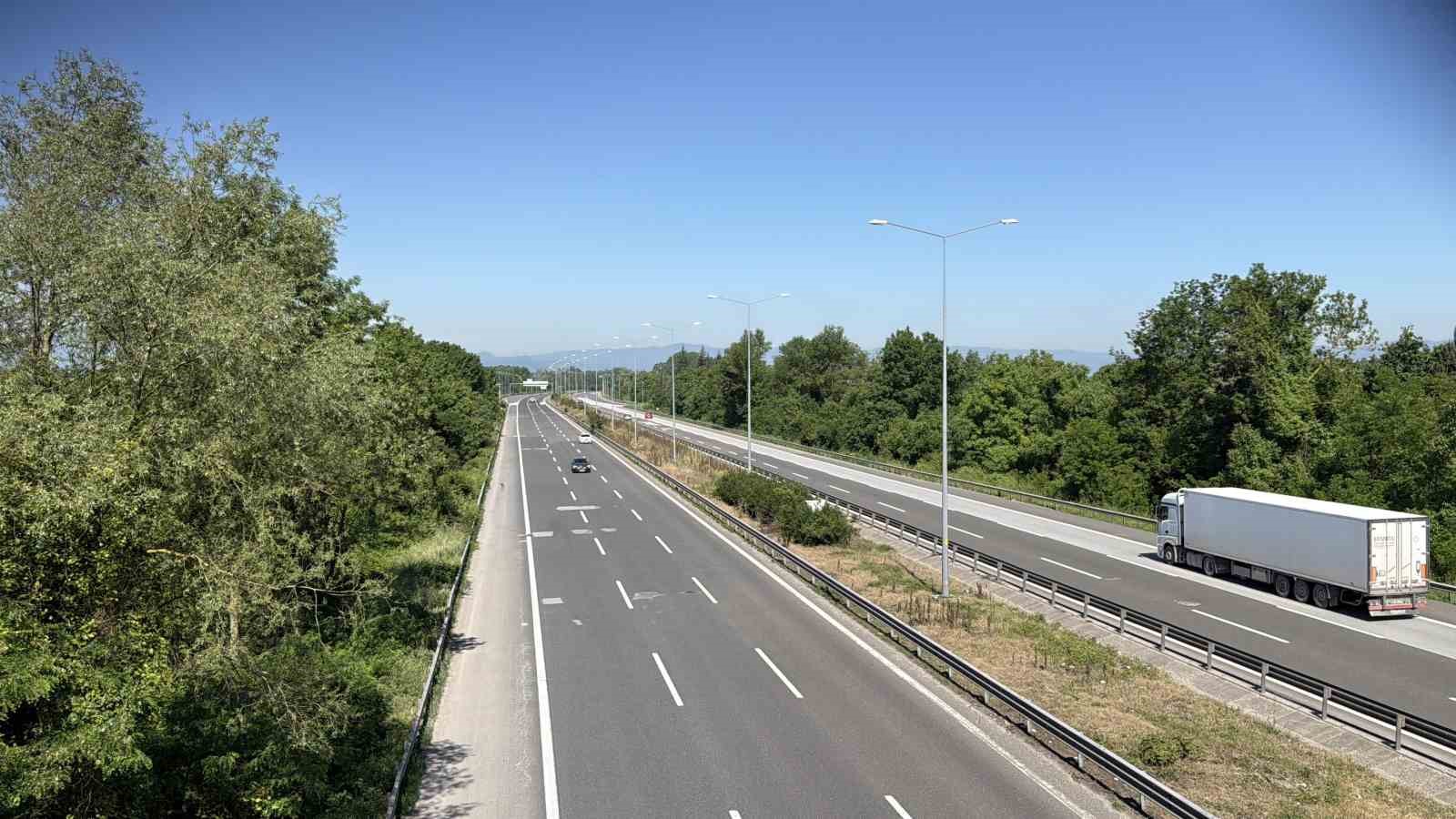 TEM Otoyolu&rsquo;nun D&uuml;zce ge&ccedil;işinde bayramın ilk g&uuml;n&uuml; sakin ge&ccedil;iyor

