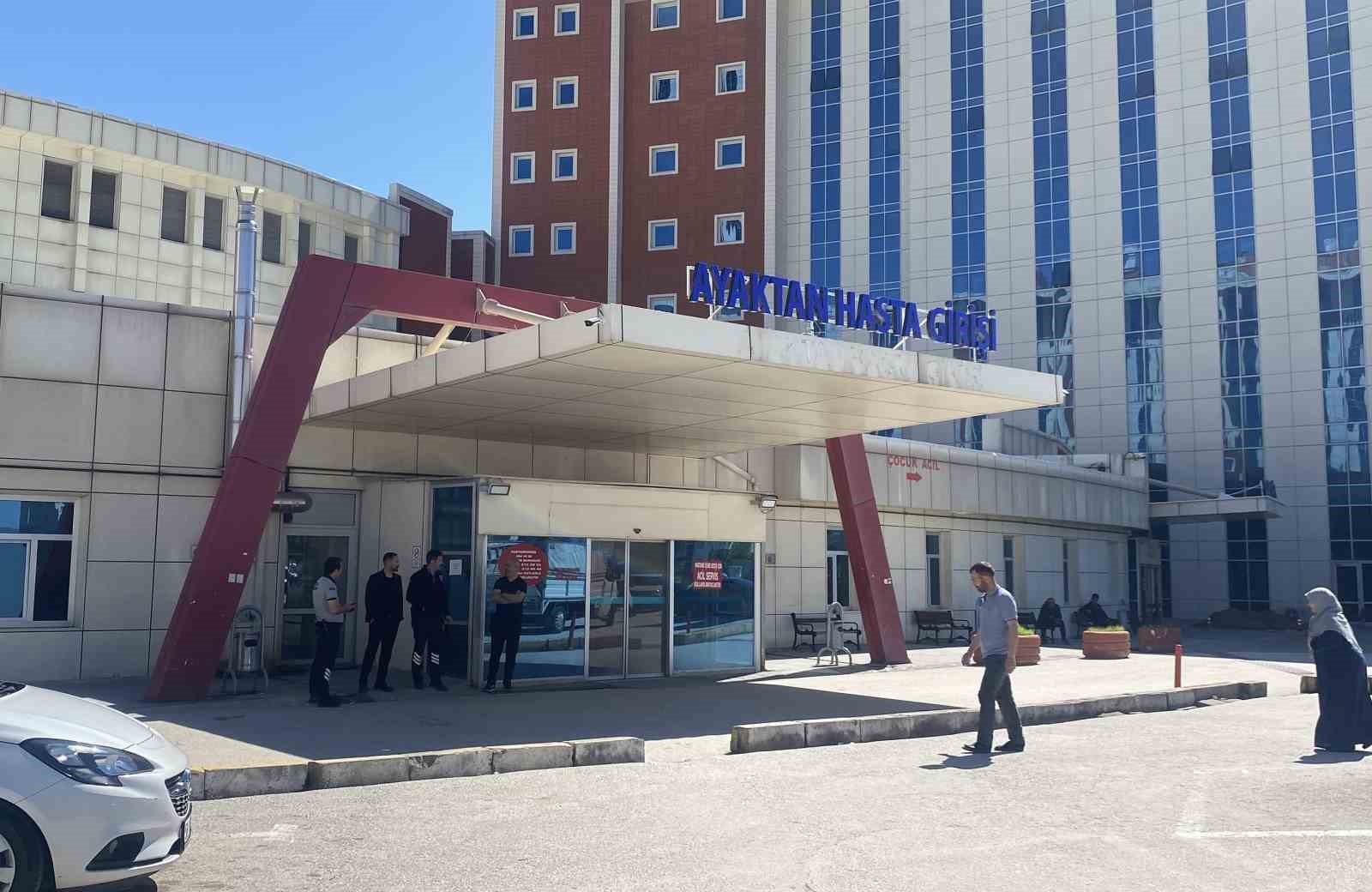 Sivas&rsquo;ta acemi kasaplar hastanenin yolunu tuttu
