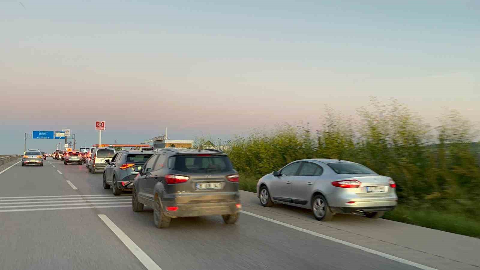 Bursa’da kurban kesim alanlarında kilometrelerce araç kuyruğu oluştu