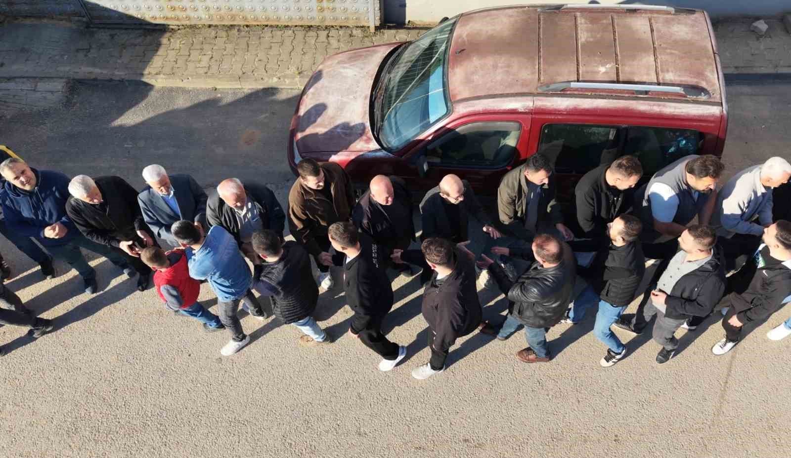 60 yıldır s&uuml;ren gelenek: Bayramlaşmada 1 kilometrelik kuyruk oluştu
