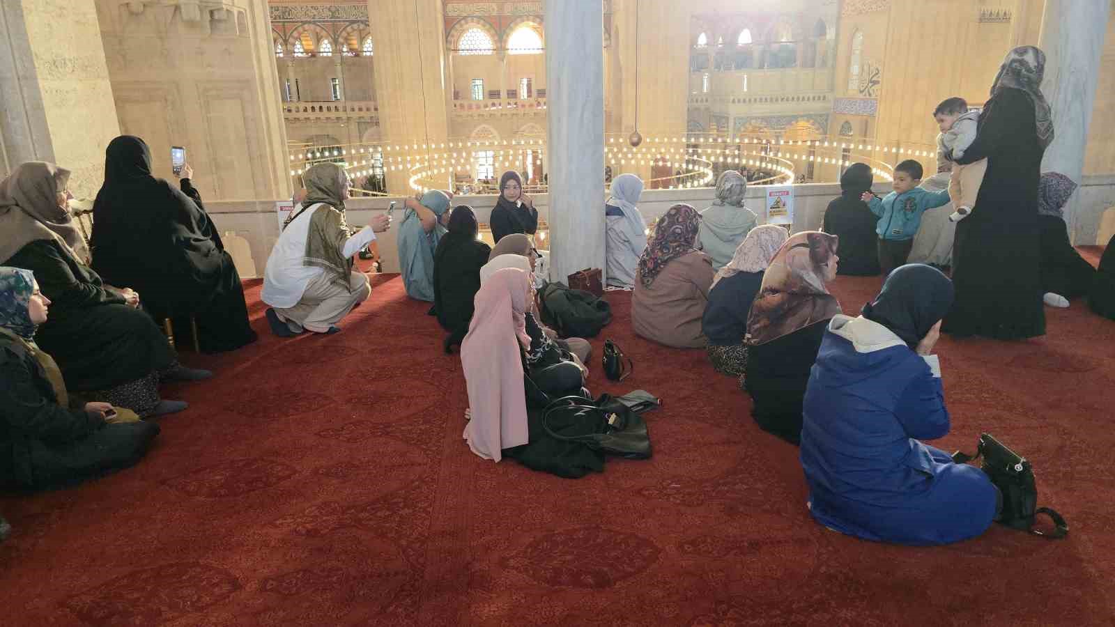 Memleketlerinden kilometrelerce uzakta Selimiye Camii&rsquo;nde bayramlaşma coşkusu
