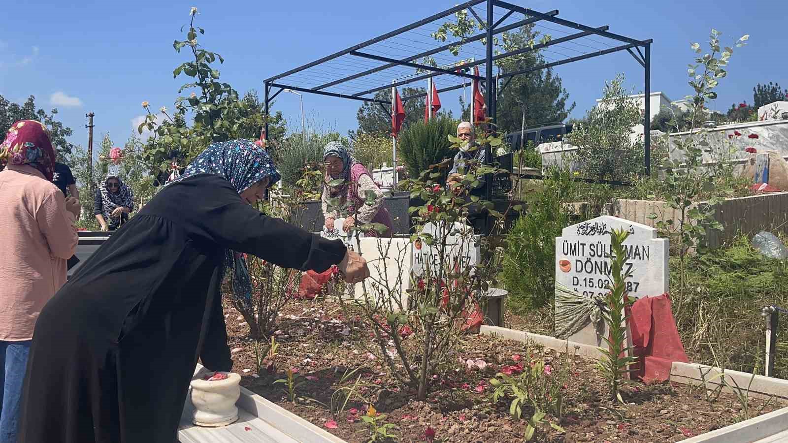Osmaniye deprem şehitliğinde hüzünlü bayram