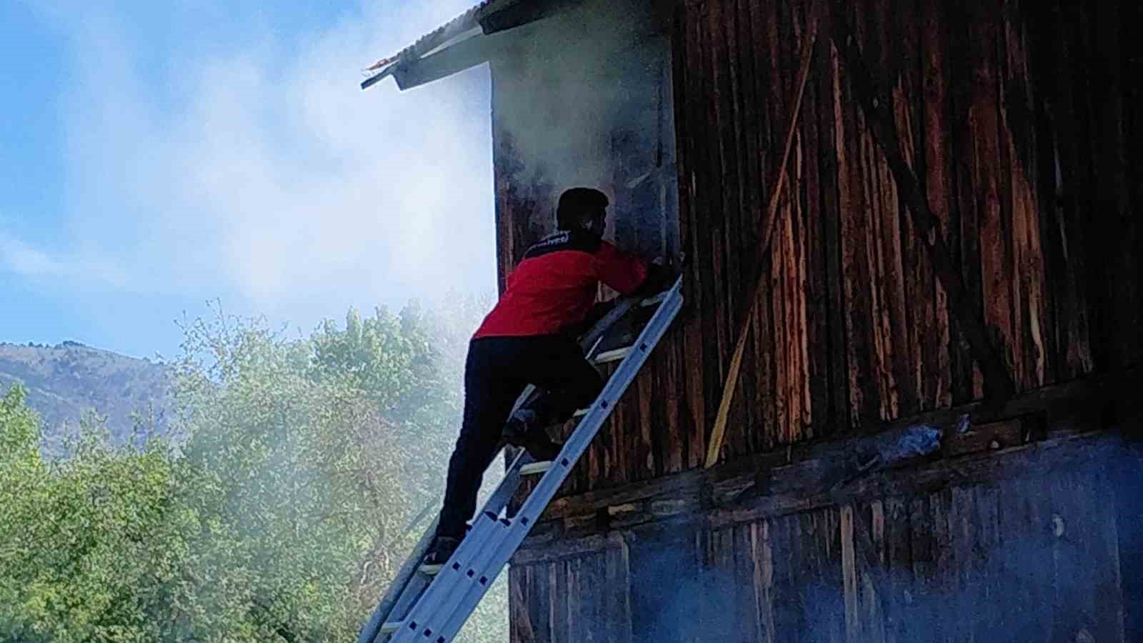 Alevlere teslim olan ahşap eve müdahale için ceviz ağacı kesildi