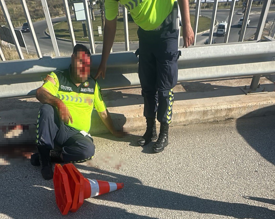 Yakıtı biten araca yardıma koşmuştu: Otoyol jandarması &ouml;l&uuml;mden d&ouml;nd&uuml;

