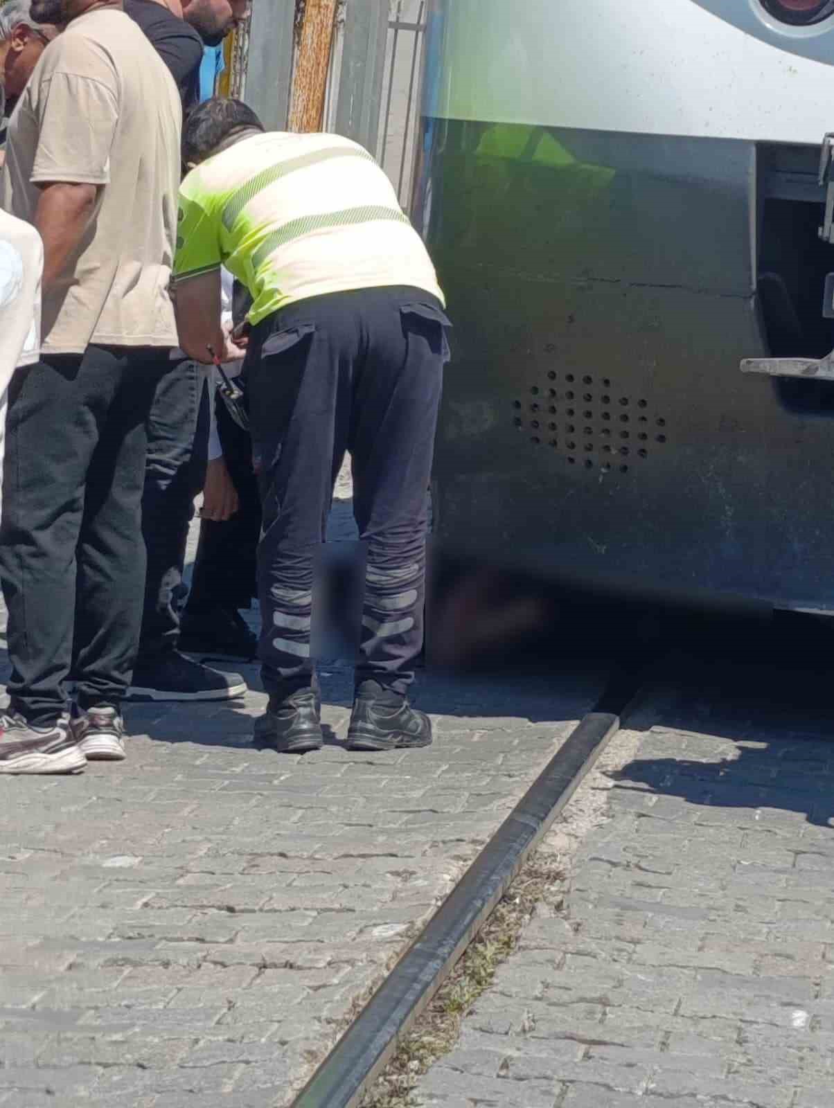 Trenin altında kalan yaya ağır yaralandı