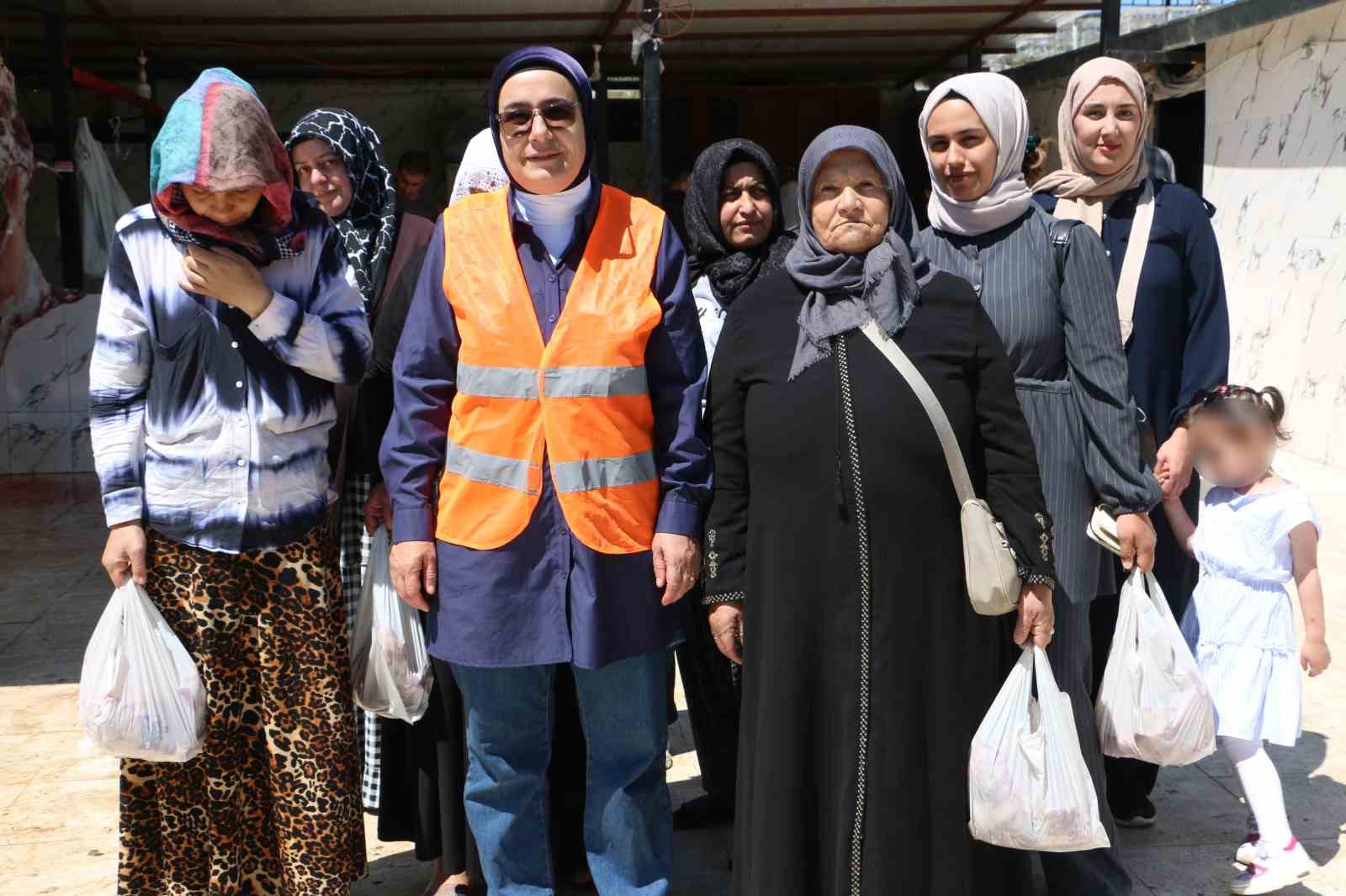 Kurbanlık olarak kestikleri 30 küçükbaş hayvanı, ihtiyaç sahiplerine ulaştırdı