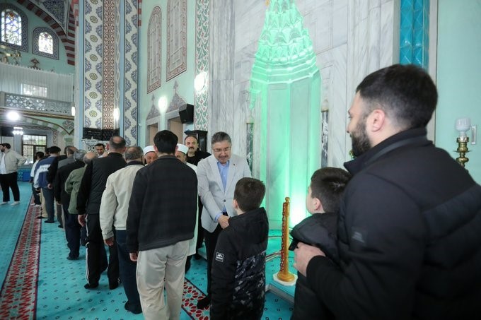 Vali Yılmaz bayram namazını vatandaşlarla birlikte eda etti
