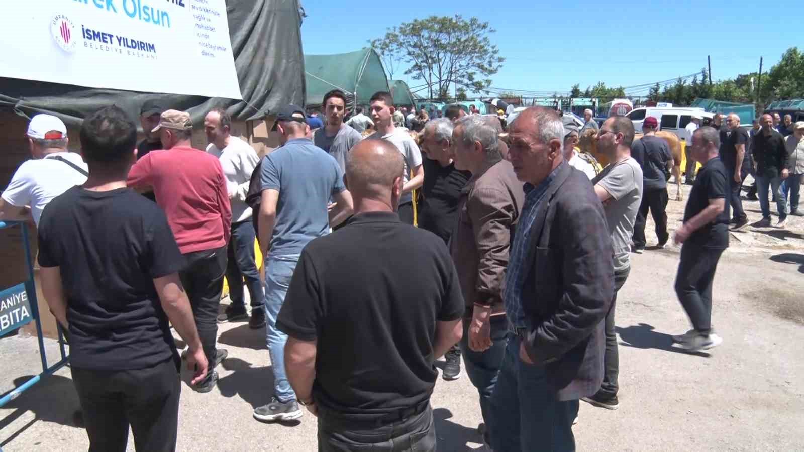 &Uuml;mraniye&rsquo;de hijyenik ortamda kurban kesimi

