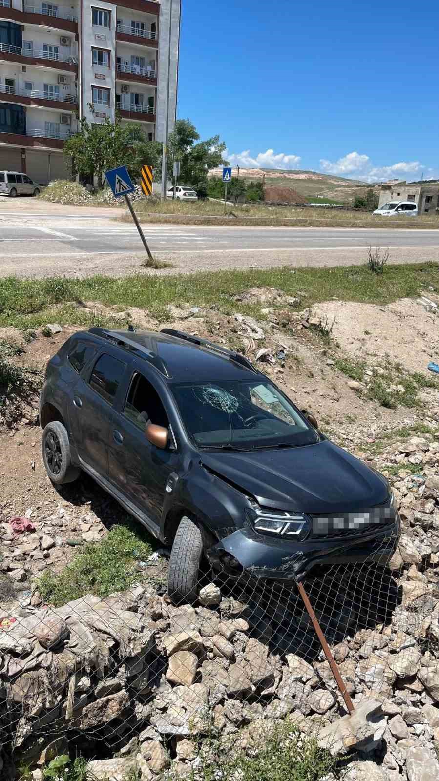 Siirt&rsquo;te kontrolden &ccedil;ıkan otomobil yol kenarına savruldu: 2 yaralı
