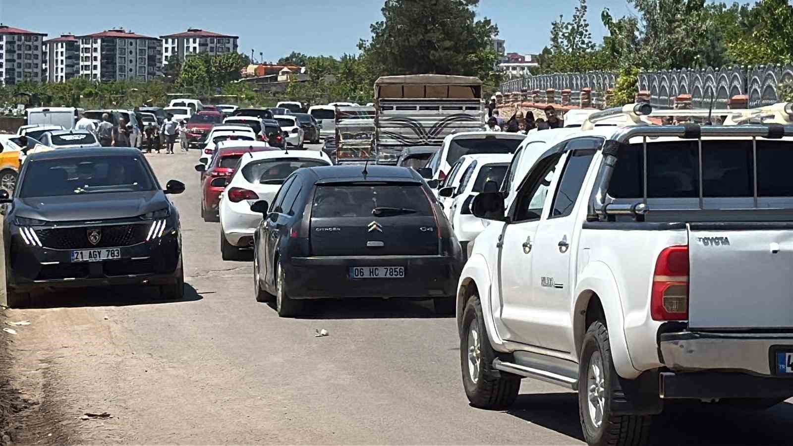 Diyarbakır&rsquo;da Kurban Bayramı&rsquo;nın ilk g&uuml;n&uuml;nde mezarlıklar doldu taştı
