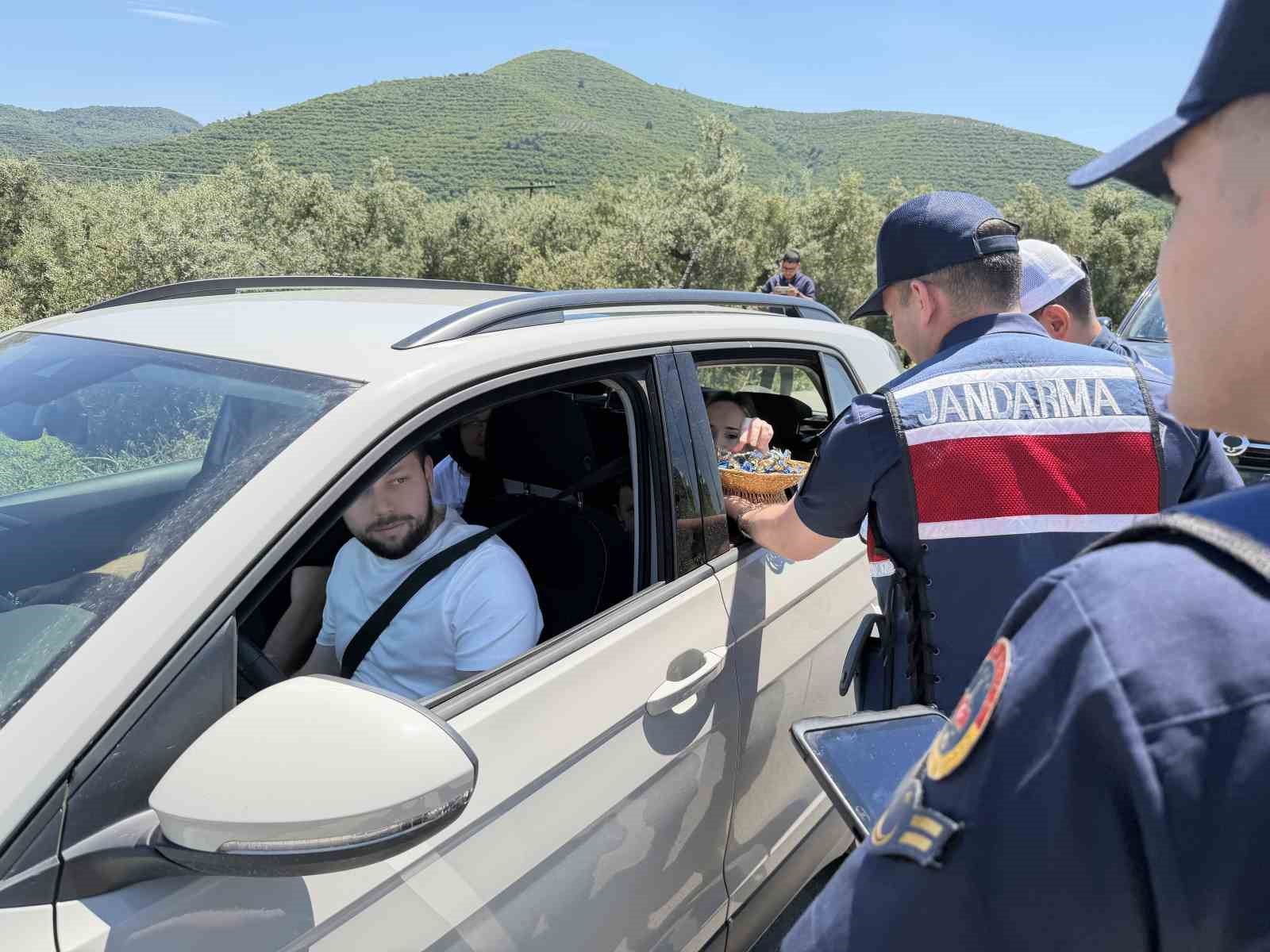 Jandarmadan durdurduğu s&uuml;r&uuml;c&uuml;lere ceza yerine &ccedil;ikolata
