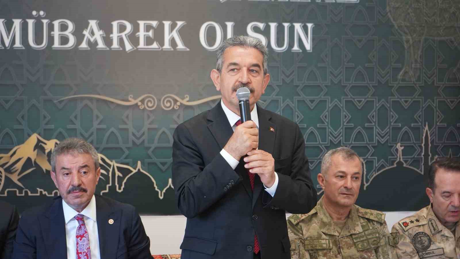 Şırnak&rsquo;ta bayramlaşmada birlik mesajı: "Bereketli hilalin parlayan yıldızıyız"
