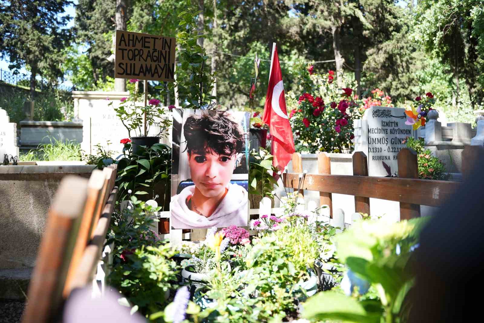 Mattia Ahmet Minguzzi&rsquo;nin ailesi, bayramın ilk g&uuml;n&uuml; &ccedil;ocuklarının mezarını ziyaret etti
