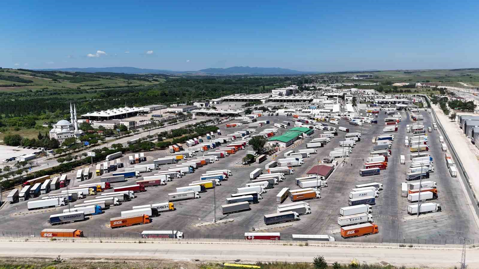 Kapıkule&rsquo;de tır şof&ouml;rleri g&ouml;zyaşları i&ccedil;inde aileleriyle bayramlaştı
