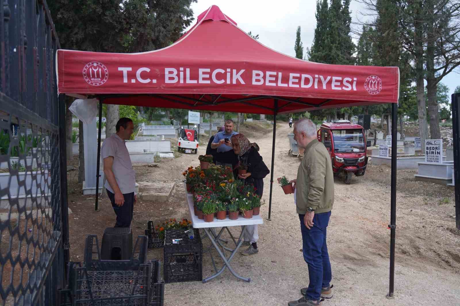 Kurban Bayramı’nın birinci gününde mezarlıklarda çiçek dağıtıldı
