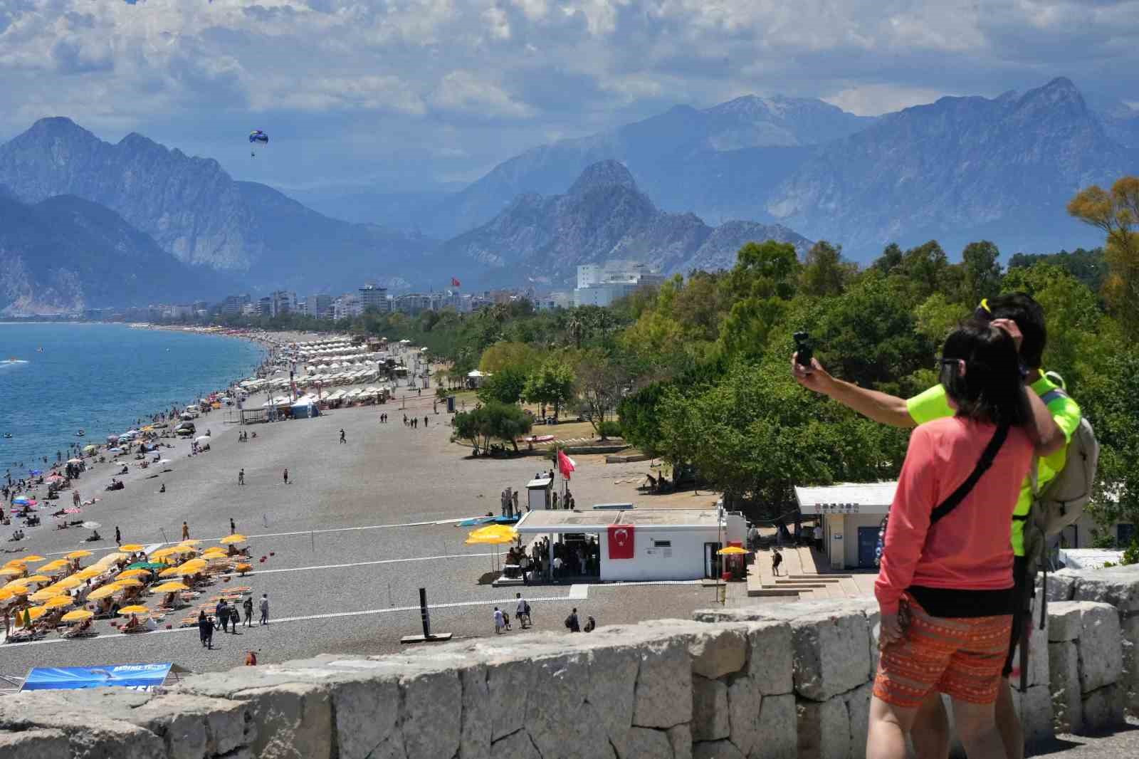 Bayramın ilk g&uuml;n&uuml;nde tatilciler Antalya sahillerine akın etti
