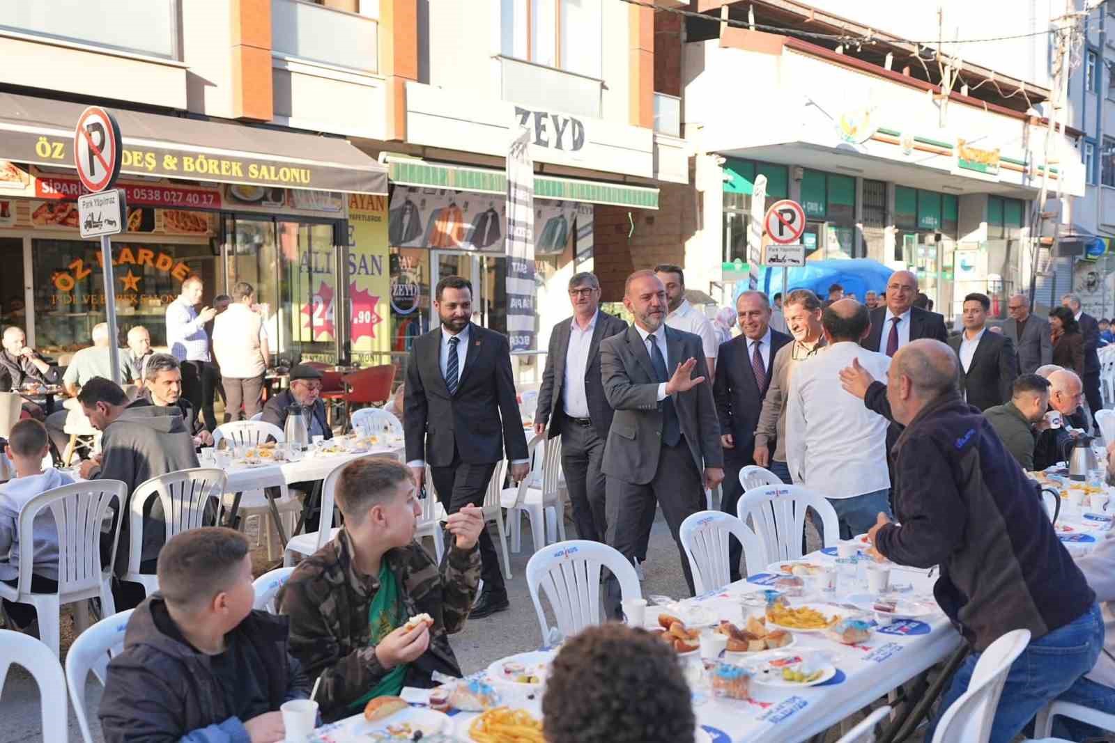 Kardeşlik ve dayanışma sofrası: Sancaktepeliler bayram sabahı Akın Caddesi&rsquo;nde buluştu
