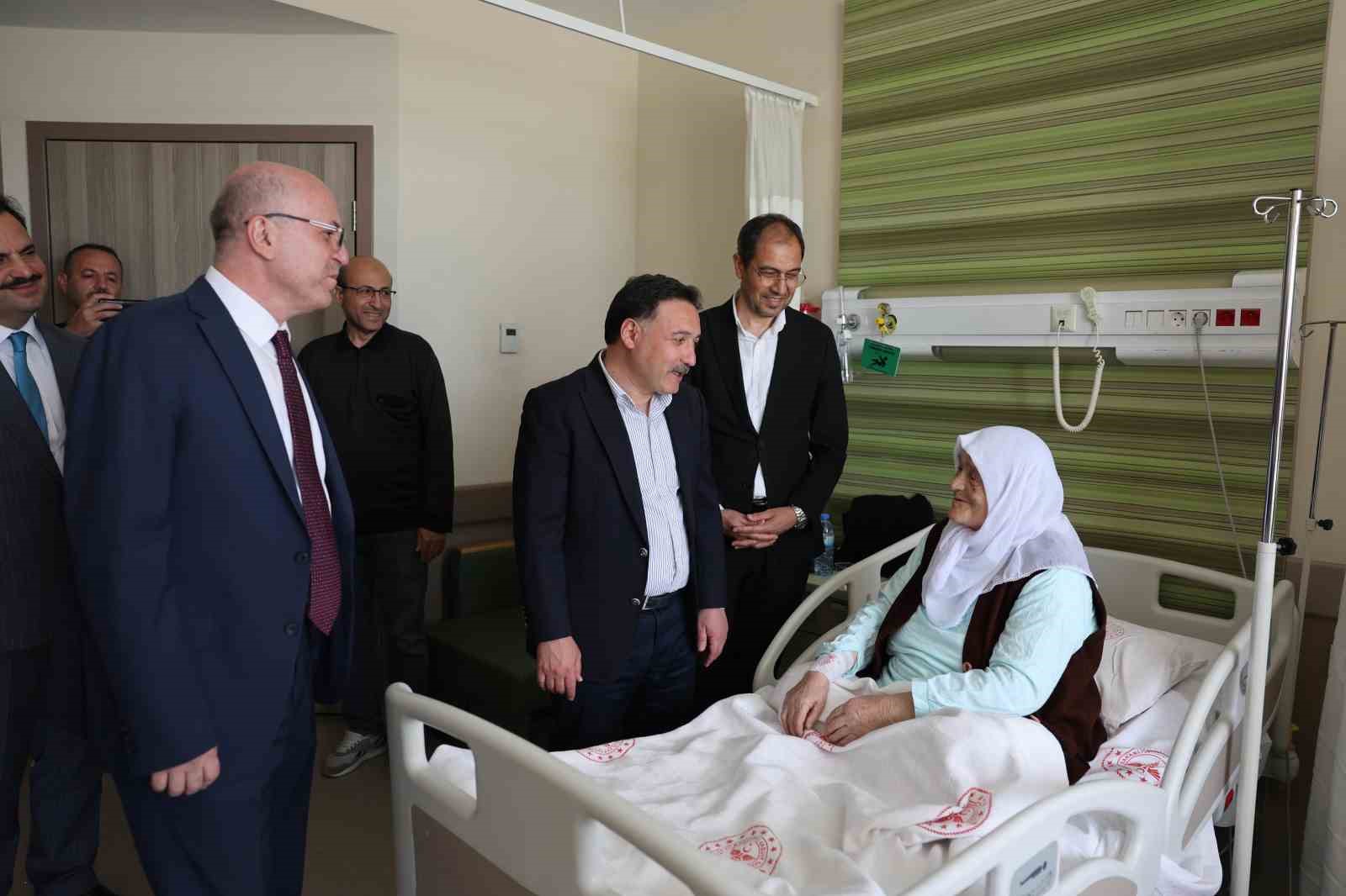 Vali &Ccedil;i&ccedil;ek&rsquo;ten hastanede tedavi g&ouml;ren vatandaşlara bayram ziyareti
