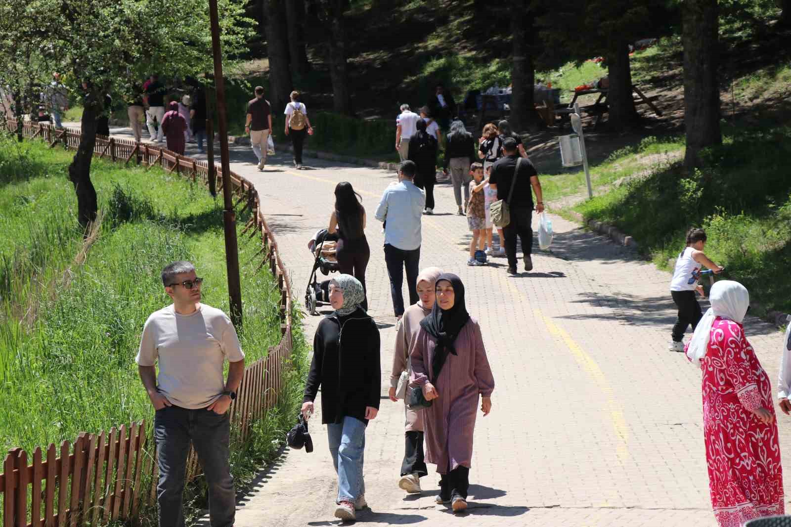 Tatilciler bayramda Gölcük’e akın etti