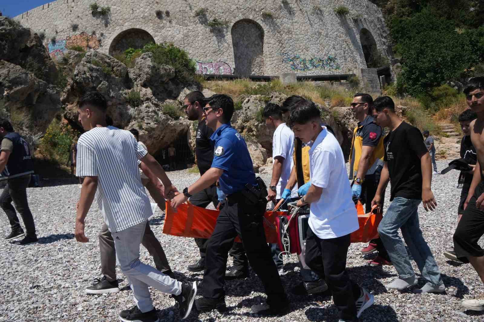 Arkadaşını kurtarmak isterken boğulma tehlikesi geçiren çocuk hastanelik oldu