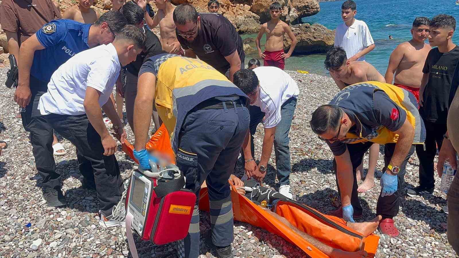 Arkadaşını kurtarmak isterken boğulma tehlikesi ge&ccedil;iren &ccedil;ocuk hastanelik oldu
