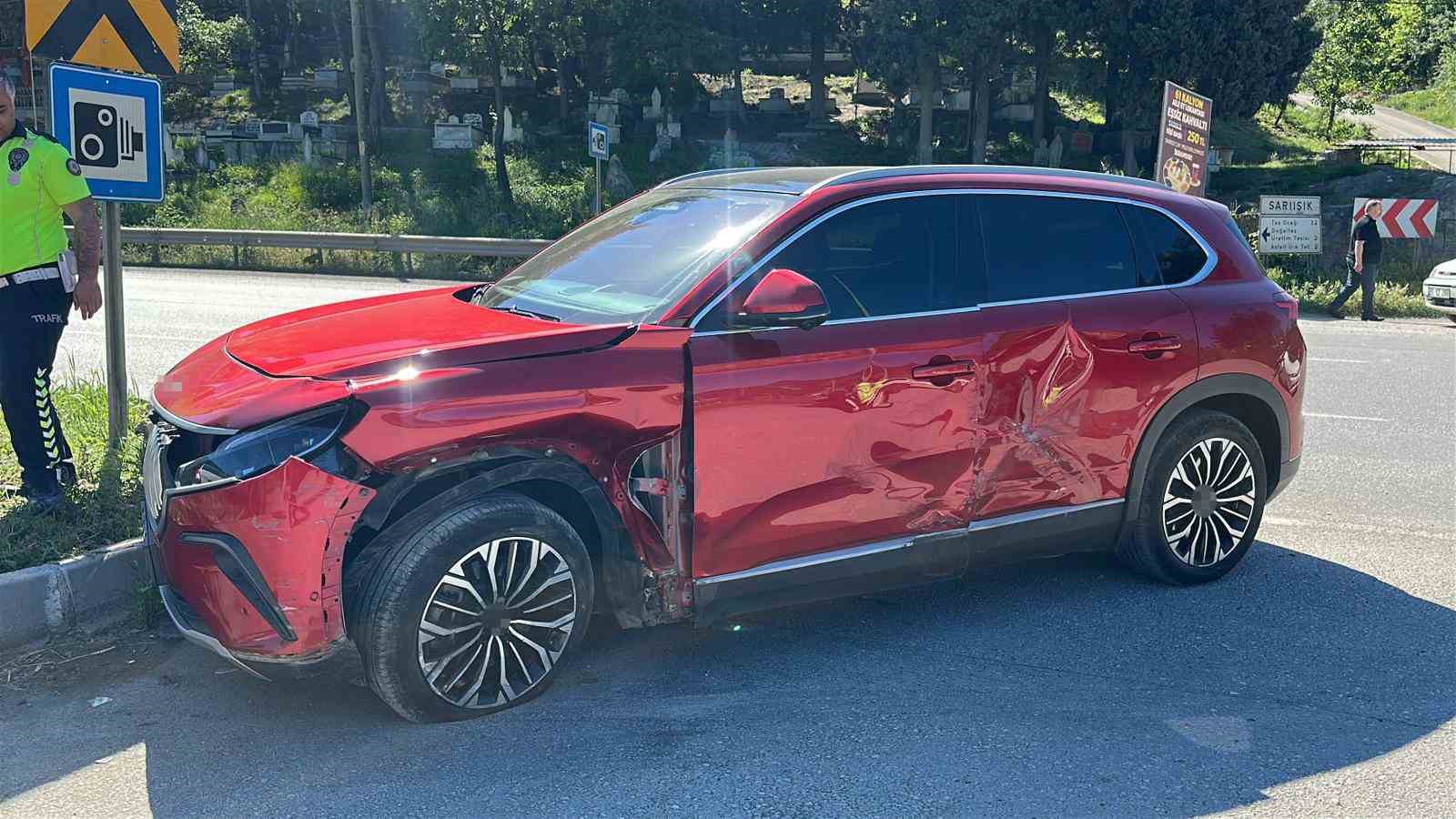 Samsun&rsquo;da SUV ile otomobil &ccedil;arpıştı: 1&rsquo;i &ccedil;ocuk 2 yaralı
