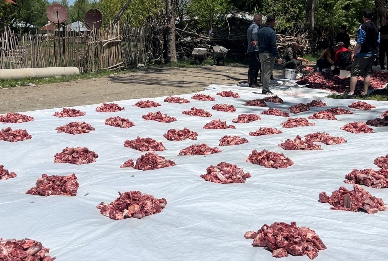 Yüksekova’da 100 yıllık gelenek: 140 kurban kesildi, etler tüm köye eşit dağıtıldı