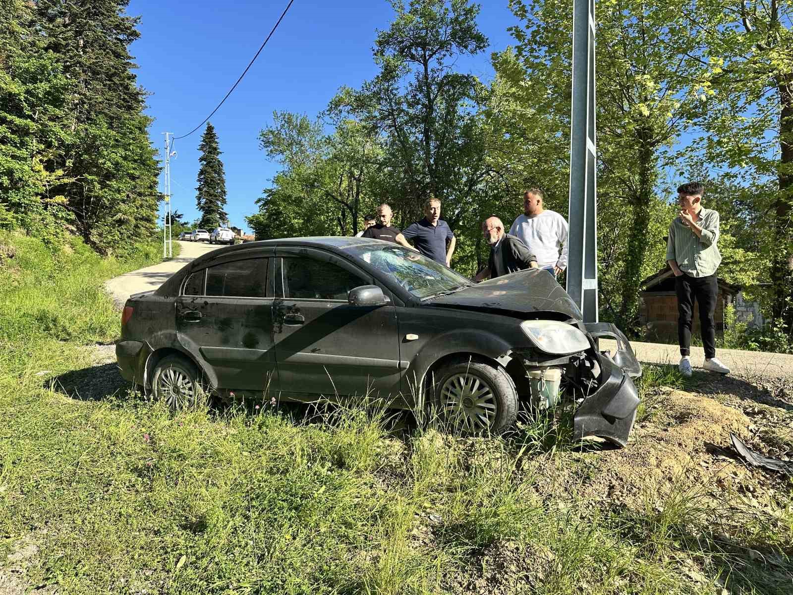 Kastamonu’da otomobil direğe çarptı: 3 yaralı