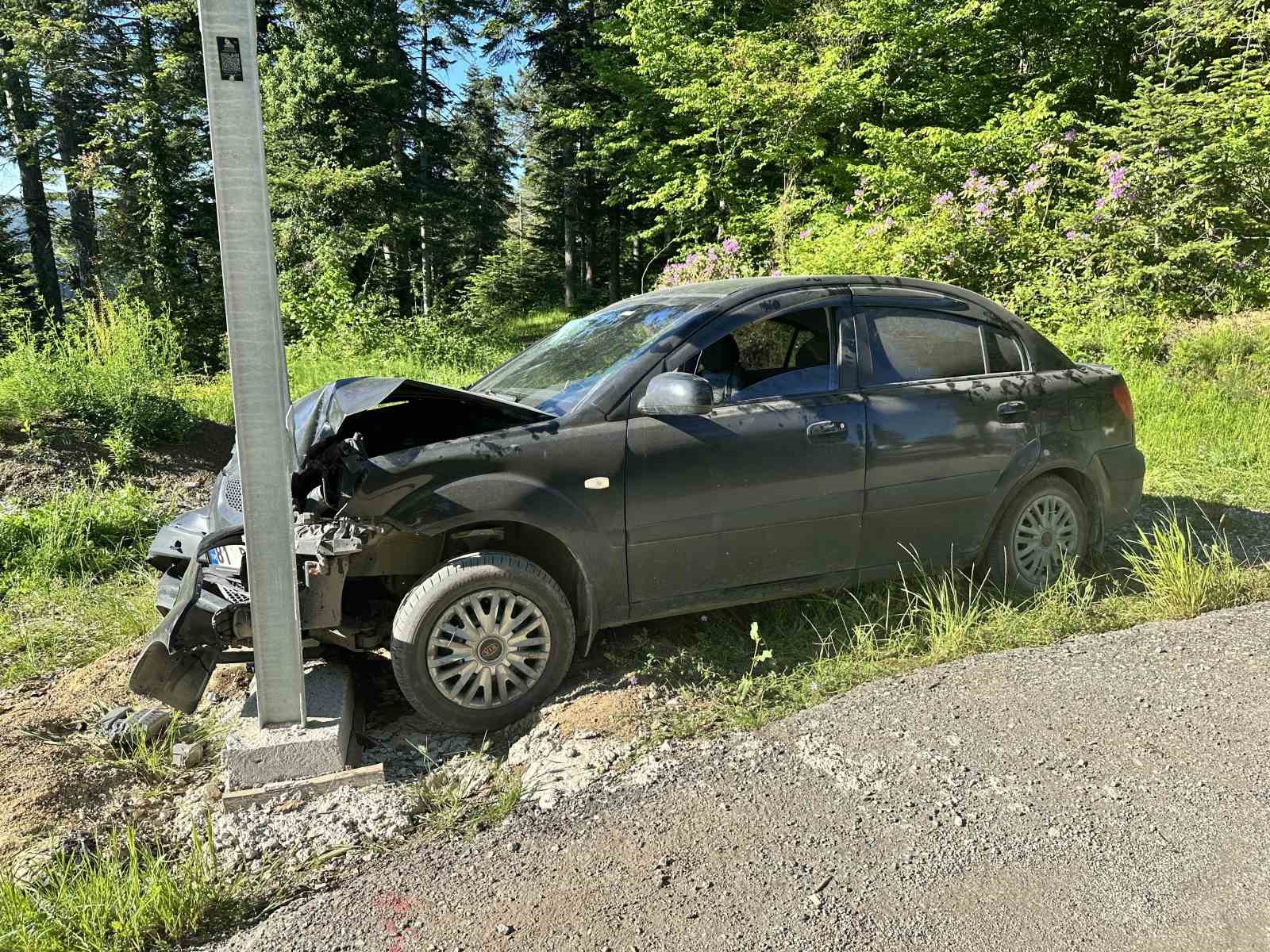 Kastamonu’da otomobil direğe çarptı: 3 yaralı