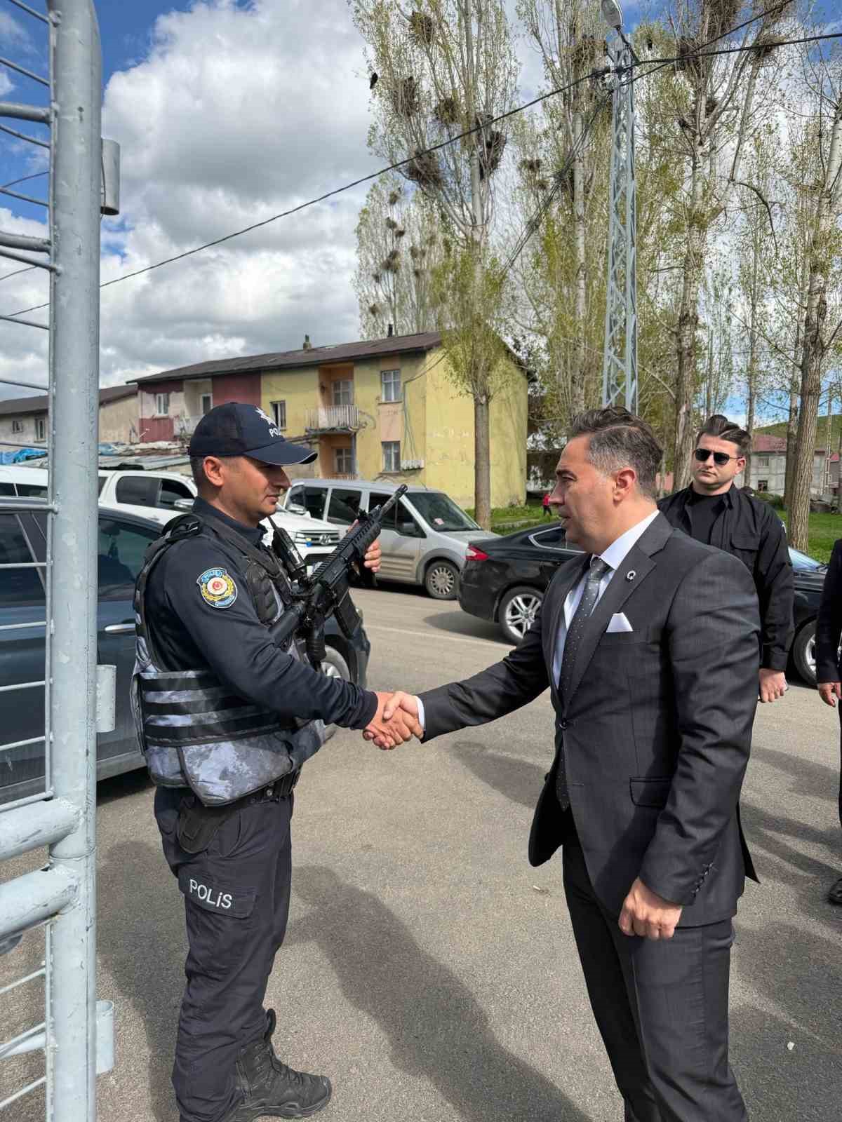 Ağrı Emniyet Müdürü Önder, Kurban Bayramı’nda emniyet personeliyle bayramlaştı
