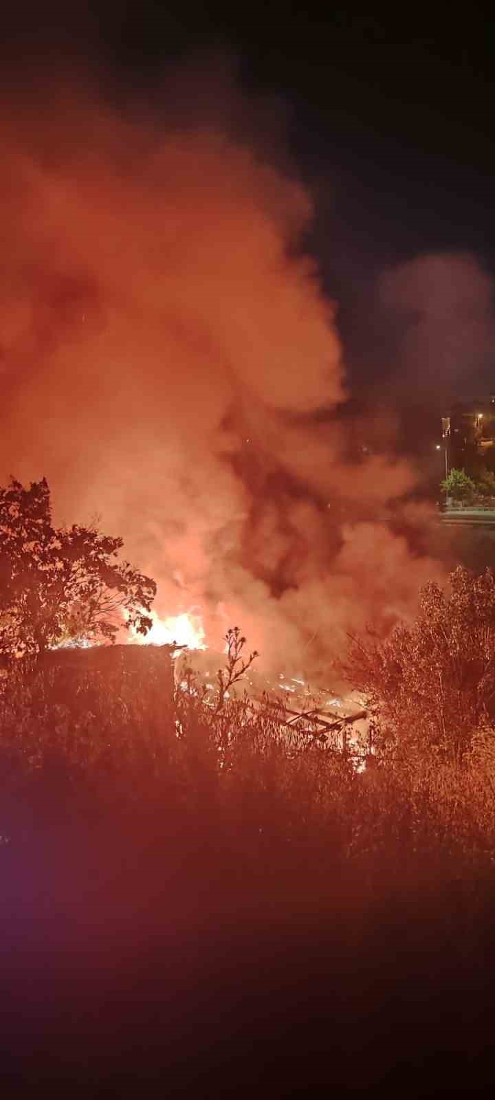 Sultanbeyli’de korkutan gecekondu yangını