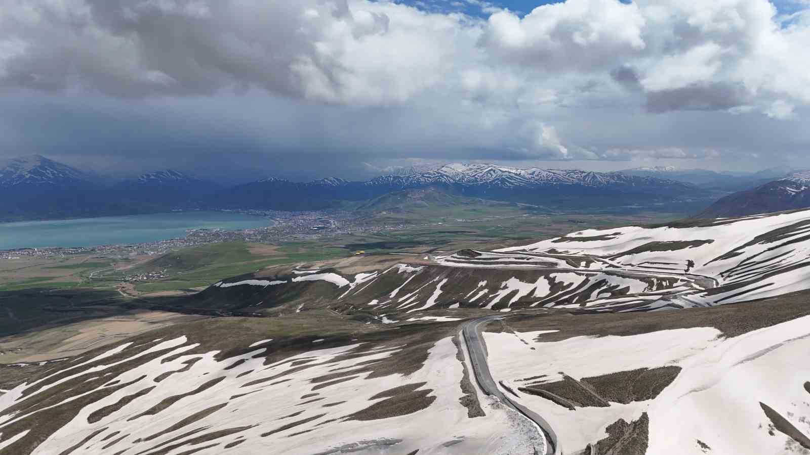 Nemrut’taki 10 metrelik kar tünellerine yoğun ilgi