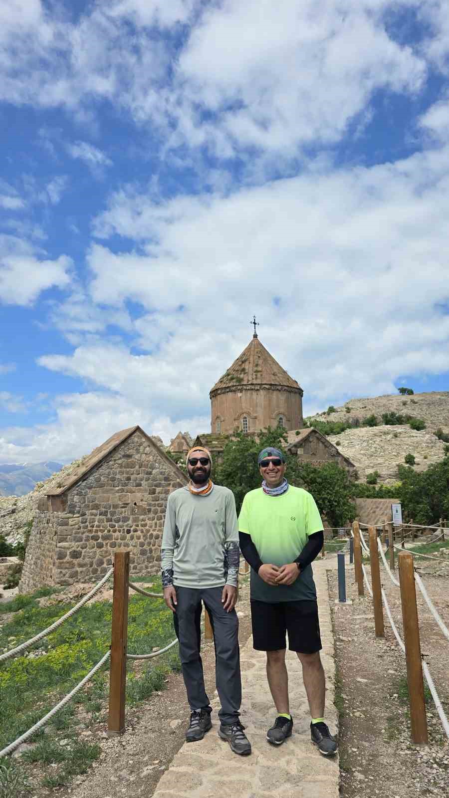İki &ouml;ğretmenden Van G&ouml;l&uuml; &ccedil;evresinde 423 kilometrelik bisiklet turu
