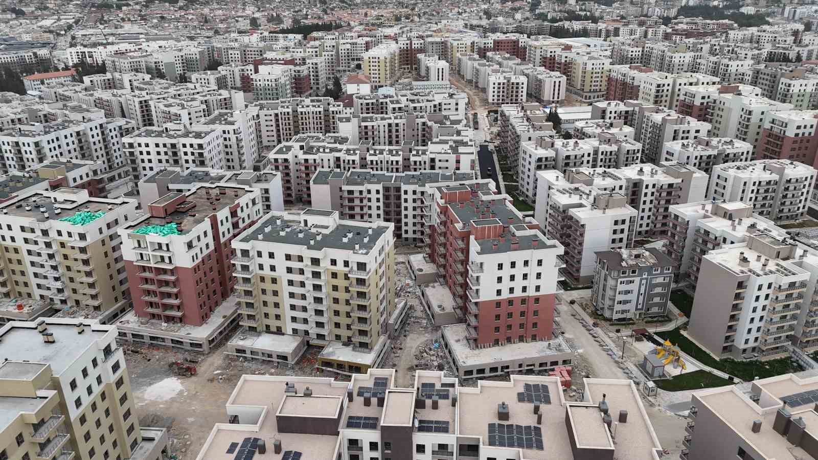 Depremde yüzlerce kişiye mezar olan ve yeniden inşa edilen mahallede şükür namazı kılındı