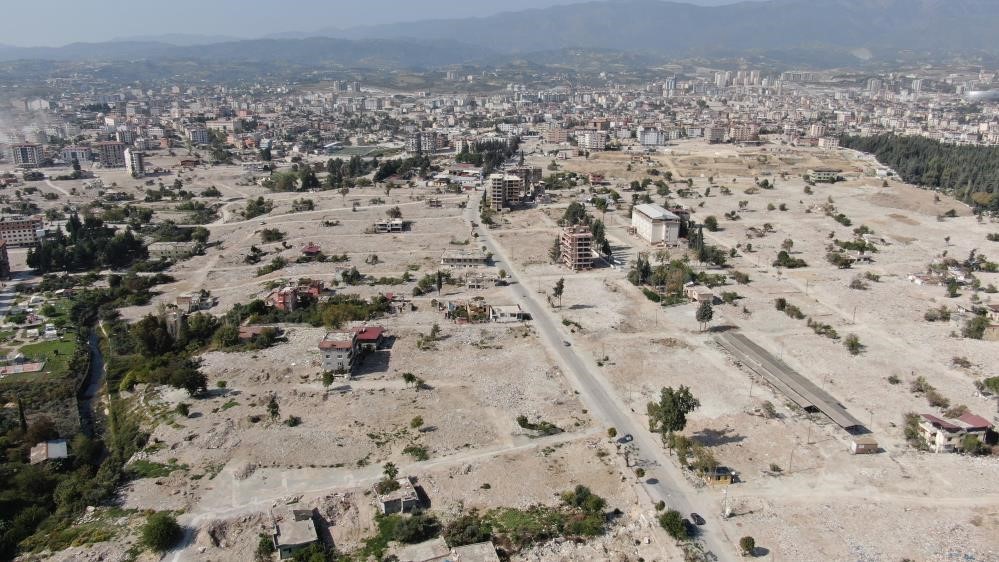 Depremde yüzlerce kişiye mezar olan ve yeniden inşa edilen mahallede şükür namazı kılındı