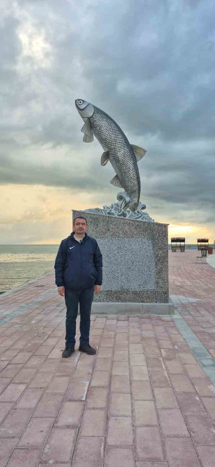 Van’ın simgesi inci kefali sahildeki heykeliyle ilgi odağı oldu
