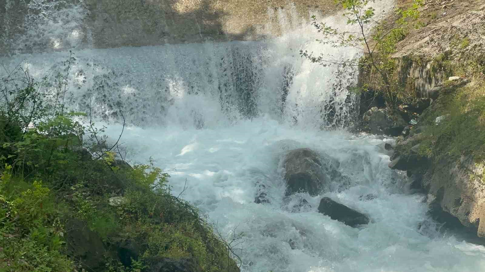 Saitabat Şelalesi eski ihtişamlı g&uuml;nlerine d&ouml;nd&uuml;
