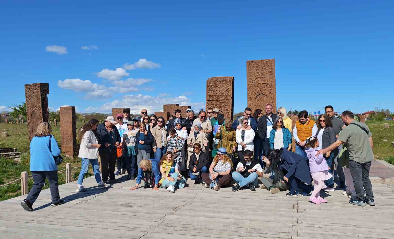 Ahlat Selçuklu Mezarlığı’nda Kurban Bayramı yoğunluğu
