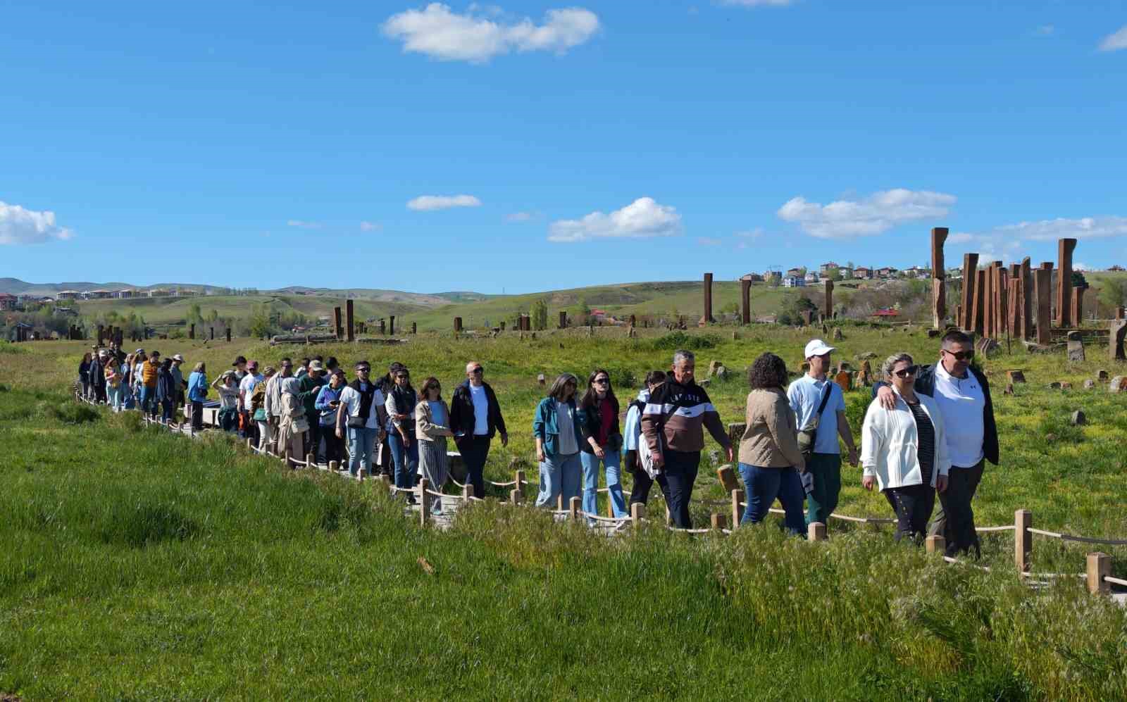 Ahlat Selçuklu Mezarlığı’nda Kurban Bayramı yoğunluğu