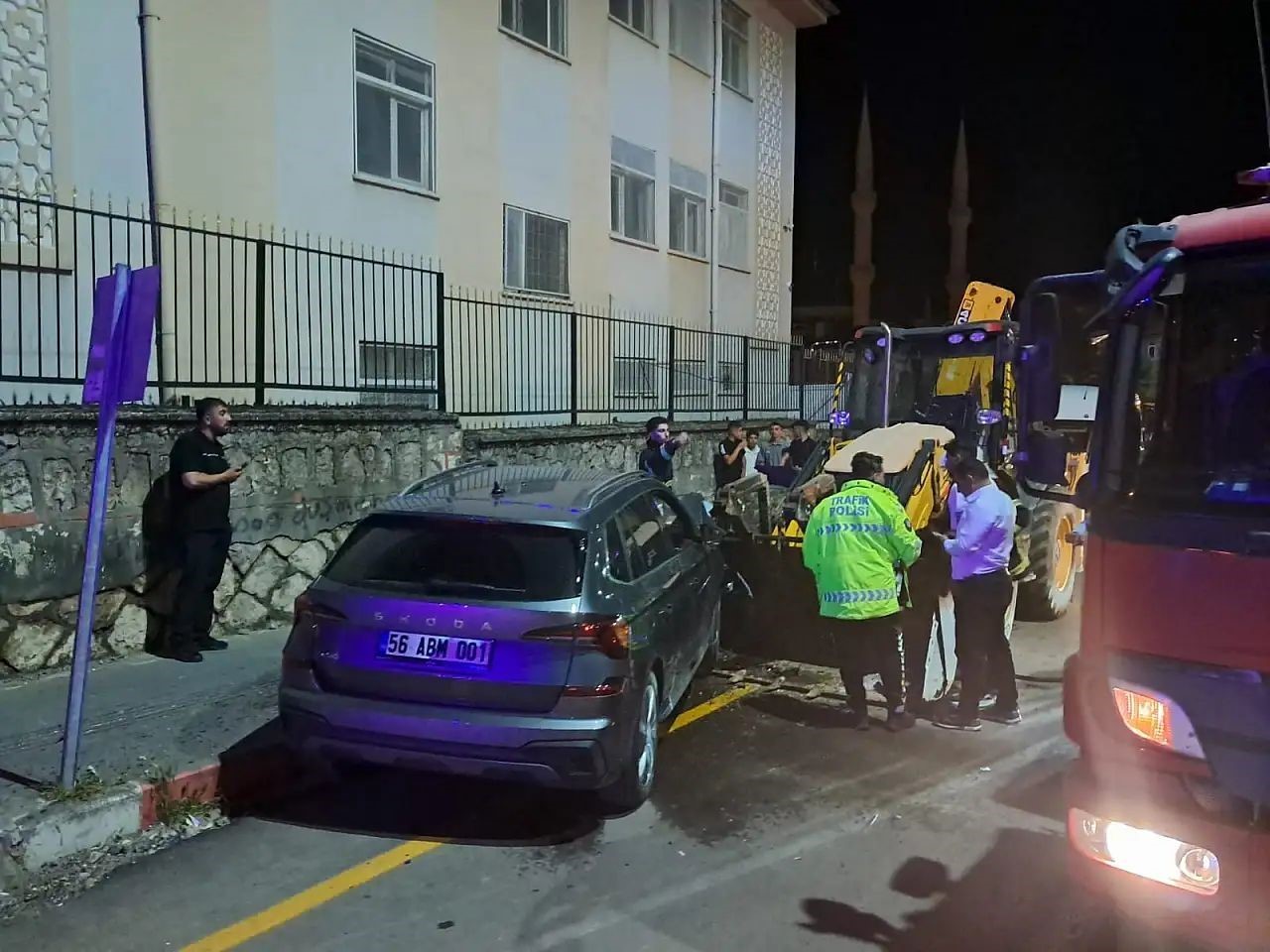 Siirt’te otomobil ile kepçe kafa kafaya çarpıştı: 5 yaralı
