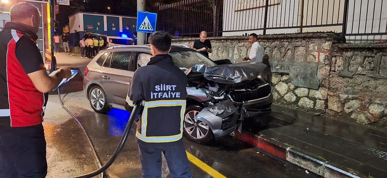 Siirt’te otomobil ile kepçe kafa kafaya çarpıştı: 5 yaralı