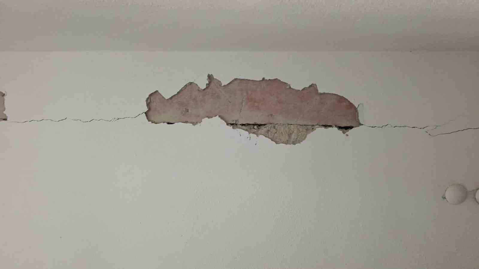 Çatlaklardan ışık görülen apartmanda korku dolu yaşam