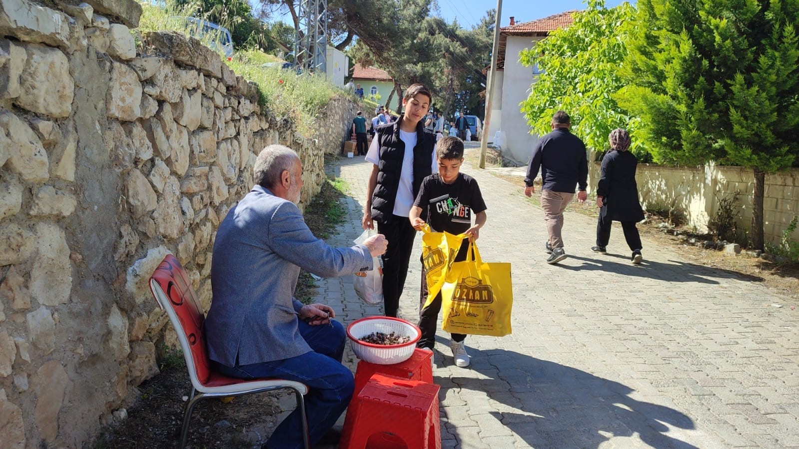 Asırlık ‘Çörek Derme’ geleneğinde yiyecekler paylaşıldı