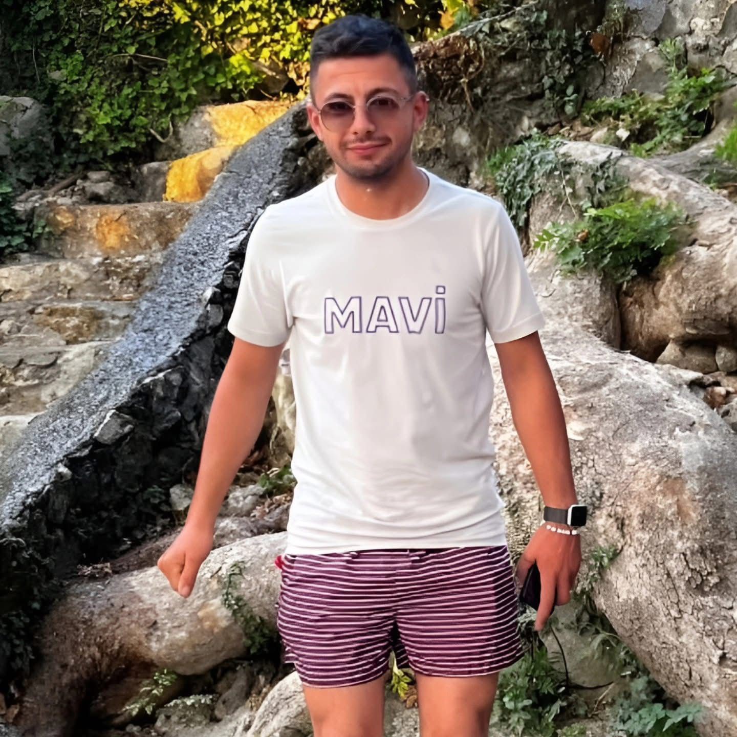 Kazada otomobilin üzerine savrulan motosiklet sürücüsü hayatını kaybetti
